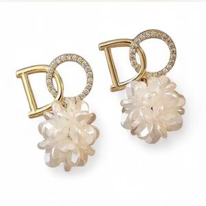 Gold plated DO flower earrings, hypoallergenic and tarnish resistant #glamour
